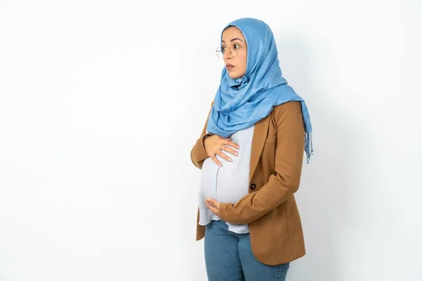 Bela Mulher Muçulmana Grávida Vestindo Olhares Hijab Lado Com Expressão — Fotografia de Stock