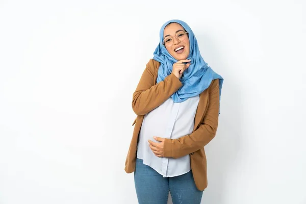 美しい妊娠したイスラム教徒の女性ヒジャーブ笑いを着て幸せに中国に手を伸ばし 笑顔を広くケアフリーな表現を持っています — ストック写真