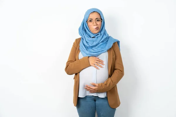 何かによって失望しているカメラでムディーな不満の表情でヒジャブを身に着けている美しい妊婦イスラム教徒の女性 — ストック写真