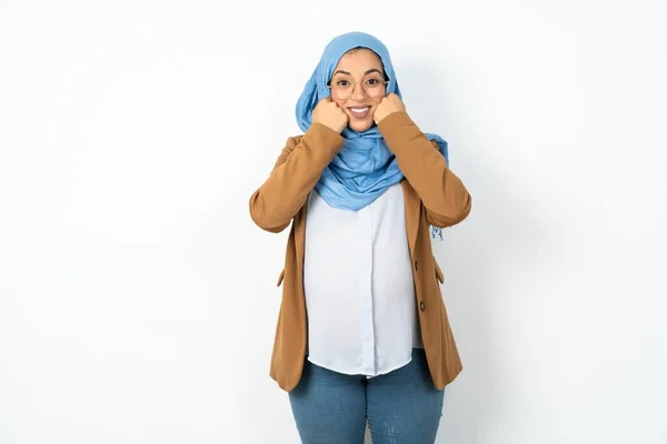 Krásná Těhotná Muslimka Nosí Hidžáb Udržuje Pěsti Tvářích Usmívá Široce — Stock fotografie