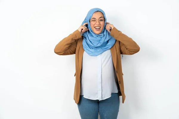 Beautiful Pregnant Muslim Woman Wearing Hijab Ignores Loud Music Plugs — Stock Photo, Image