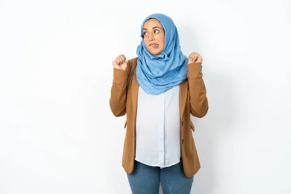 美しい妊娠中のイスラム教徒の女性は ヒジャーブクレンチを着て 何か素敵なことが起こったのを待って 唇を噛み 結果の発表を待っています — ストック写真