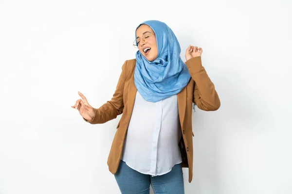 Photo Upbeat Beautiful Pregnant Muslim Woman Wearing Hijab Has Fun — Stock Photo, Image