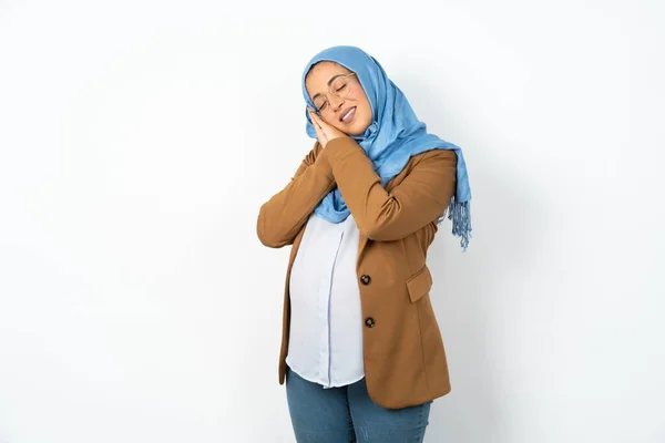 押された手のひらのヒジャブのリーンを身に着けている美しい妊娠中のイスラム教徒の女性は目を閉じて 何かについて楽しい笑顔の夢を持っています — ストック写真