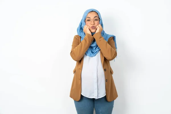 驚いた表情のヒジャブを身に着けている美しい妊娠中のイスラム教徒の女性は 唇を折り畳んでおかしなグリムを作ります — ストック写真