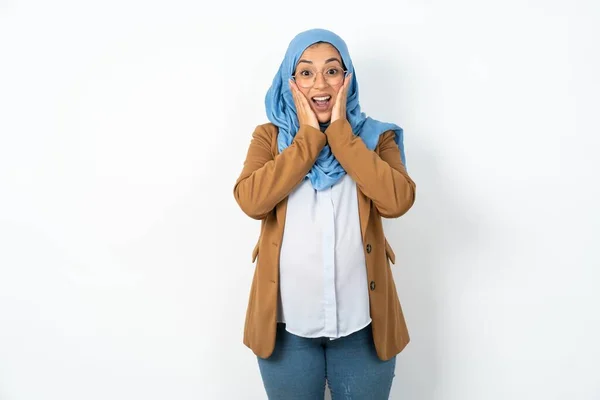 Bela Mulher Muçulmana Grávida Vestindo Hijab Olhando Alegre Reação Feliz — Fotografia de Stock