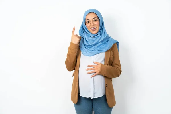 美しい妊娠したイスラム教徒の女性は笑顔でフレンドリーに見え 先に手でナンバー1を示し カウントダウン — ストック写真