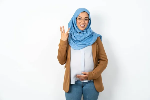 美しい妊娠したイスラム教徒の女性は笑顔でフレンドリーに見え 手を前方に3つまたは3つを示し カウントダウン — ストック写真