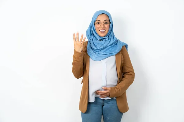 漂亮的怀孕的穆斯林妇女 头戴头巾 面带微笑 看上去很友善 手向前伸出四到四号 倒计时 — 图库照片