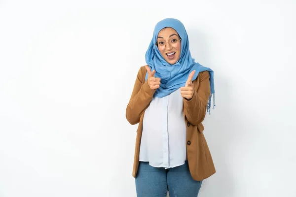 Mooie Zwangere Moslim Vrouw Draagt Hijab Richt Vingers Camera Selecteert — Stockfoto