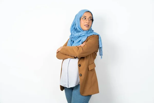 Bela Mulher Muçulmana Grávida Vestindo Braços Hijab Cruzado Olhar Vazio — Fotografia de Stock