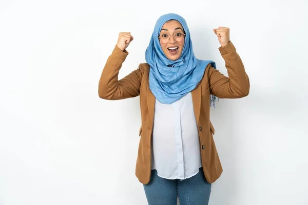 衝撃的なエクスタシーな美しい妊娠中のイスラム教徒の女性はヒジャブの勝利の宝くじを着用します 手を上げる Yea — ストック写真