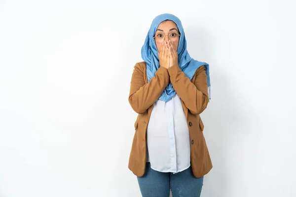 美しい妊娠中のイスラム教徒の女性は ヒジャブを着用して手を保ち 不信感に満ちた目で見て 仕事の量に困惑しています — ストック写真