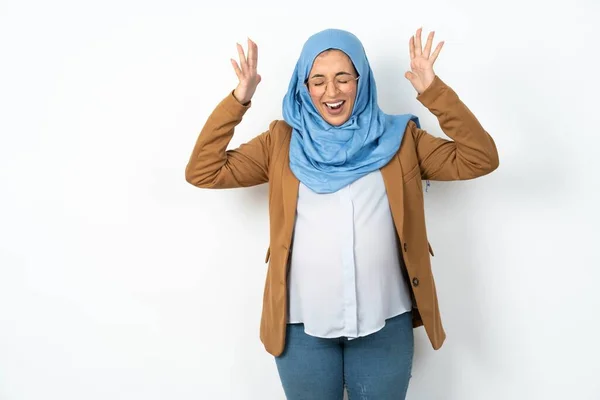 Όμορφη Έγκυος Μουσουλμάνα Γυναίκα Φορώντας Χιτζάμπ Πηγαίνει Τρελό Όπως Κεφάλι — Φωτογραφία Αρχείου