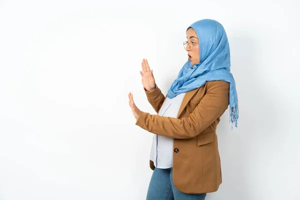 Δυσαρεστήθηκε Όμορφη Έγκυος Μουσουλμάνα Γυναίκα Φορώντας Μαντίλα Κρατά Χέρια Προς — Φωτογραφία Αρχείου