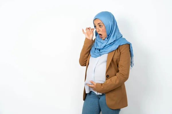 Mulher Muçulmana Grávida Bonita Espantado Vestindo Hijab Olha Para Lado — Fotografia de Stock