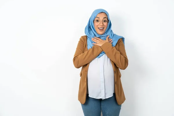 Krásná Těhotná Muslimka Nosí Hidžáb Vyjadřuje Štěstí Příjemně Směje Drží — Stock fotografie
