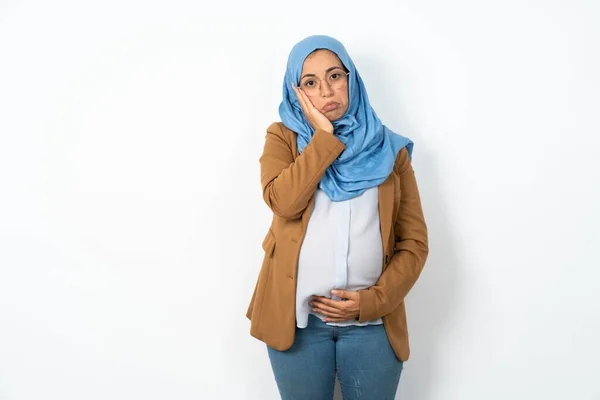 Smutný Osamělý Krásný Těhotný Muslim Žena Nosí Hidžáb Dotýká Tvář — Stock fotografie
