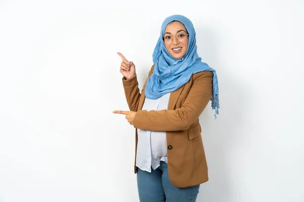 Mooie Zwangere Moslim Vrouw Dragen Hijab Punten Kopieerruimte Geeft Aan — Stockfoto