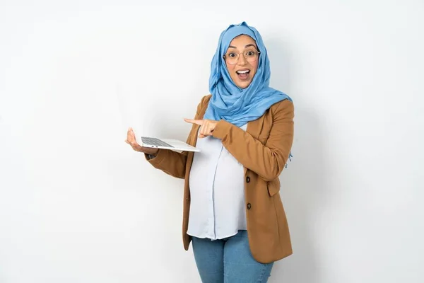 Σοκαρισμένη Όμορφη Έγκυο Μουσουλμάνα Γυναίκα Φορώντας Μαντίλα Δείχνοντας Δάχτυλο Σύγχρονη — Φωτογραφία Αρχείου