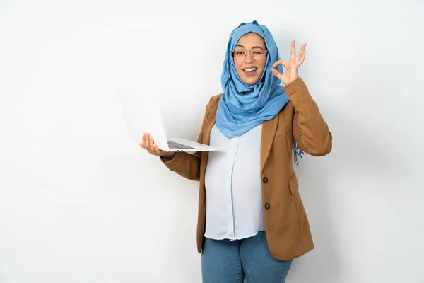 Attraktive Fröhlich Qualifizierte Schöne Schwangere Muslimin Trägt Hijab Mit Laptop — Stockfoto