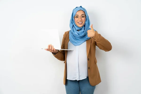 Όμορφη Ελκυστική Όμορφη Έγκυος Μουσουλμάνα Γυναίκα Φορώντας Μαντίλα Κρατήστε Netbook — Φωτογραφία Αρχείου