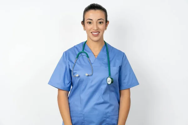 Detailní Fotografie Arabského Lékaře Žena Modré Uniformě Zubatý Úsměv — Stock fotografie