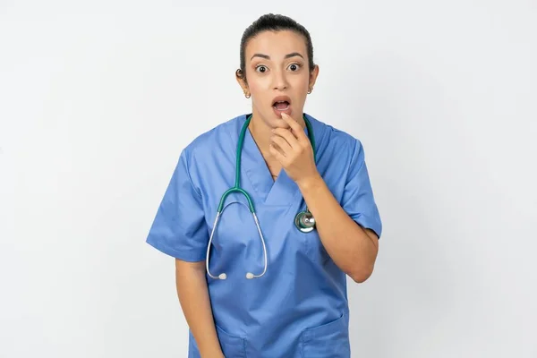 Nerveux Perplexe Médecin Arabe Femme Portant Uniforme Bleu Ouvre Bouche — Photo