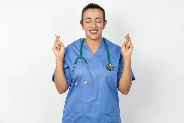 Araba Medico Donna Indossando Uniforme Blu Grande Speranza Incrocia Dita — Foto Stock