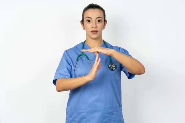 アラブの医師の女性は タイムアウトジェスチャーを示す動揺している青い制服を着て 停止を必要とし ハードワークの後の休息のための時間を尋ねます — ストック写真