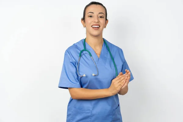 アラブの医師の女性は青い制服を着て幸せで喜び 笑顔で誇らしい手を一緒に — ストック写真