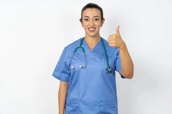 Médecin Arabe Femme Portant Uniforme Bleu Faisant Des Pouces Heureux — Photo