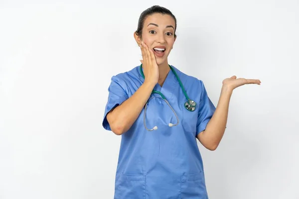 Louco Árabe Médico Mulher Vestindo Uniforme Azul Aconselhando Preços Desconto — Fotografia de Stock