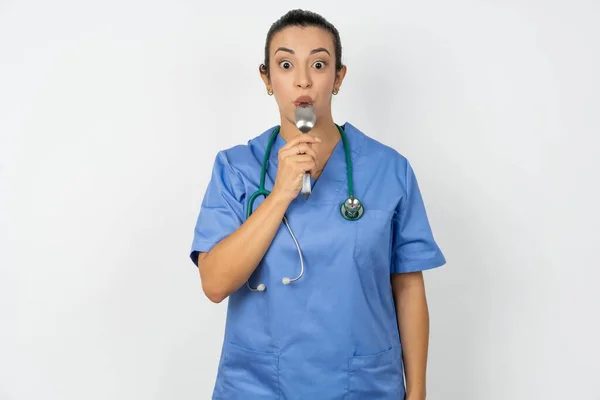 Mycket Hungrig Arabiska Läkare Kvinna Bär Blå Uniform Hålla Sked — Stockfoto