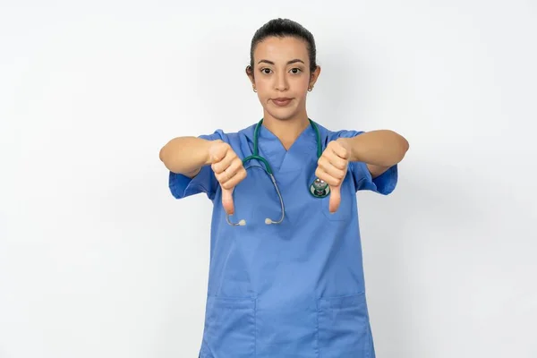 Árabe Médico Mulher Vestindo Uniforme Azul Sendo Chateado Mostrando Polegares — Fotografia de Stock