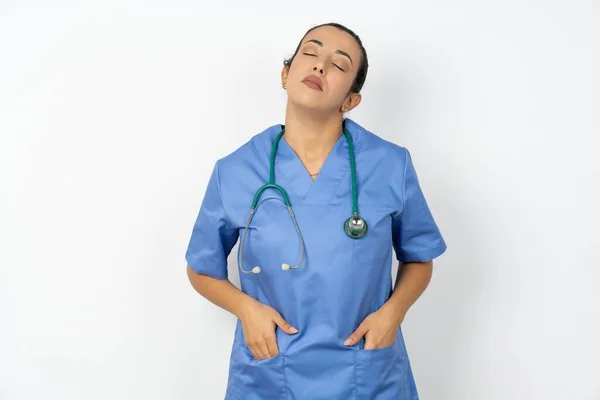 Arabski Lekarz Kobieta Noszenie Niebieski Mundur Wygląda Senny Zmęczony Wyczerpany — Zdjęcie stockowe