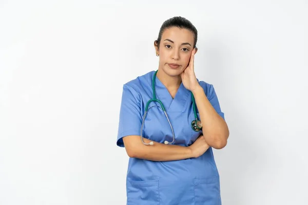 Bardzo Znudzona Arabska Lekarka Niebieskim Mundurze Trzymająca Rękę Policzku Podtrzymująca — Zdjęcie stockowe