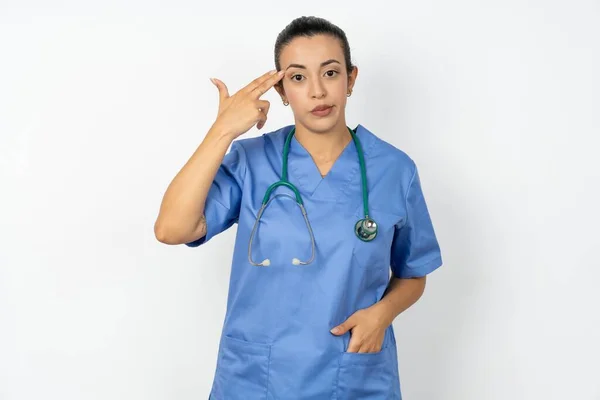 Mulher Médica Árabe Infeliz Vestindo Uniforme Azul Faz Gesto Suicídio — Fotografia de Stock