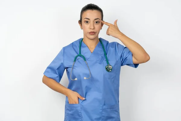 Olycklig Arabiska Läkare Kvinna Bär Blå Uniform Gör Självmord Gest — Stockfoto