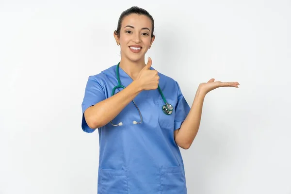 Árabe Médico Mulher Vestindo Azul Uniforme Mostrando Palma Mão Fazendo — Fotografia de Stock
