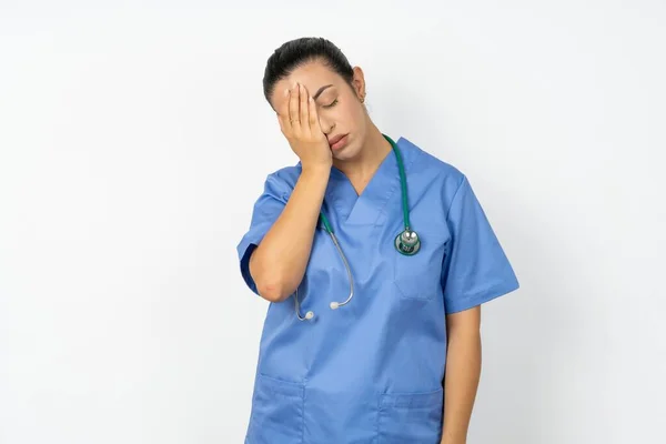 Müde Überarbeitete Arabische Ärztin Blauer Uniform Hat Schläfrigen Gesichtsausdruck Düsteren — Stockfoto