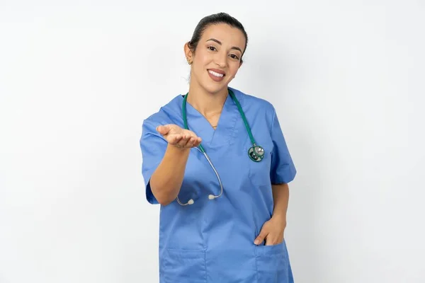 Арабська Жінка Лікар Блакитній Формі Усміхнений Веселий Пропонує Долоні Надаючи — стокове фото