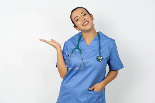 Médecin Arabe Femme Portant Uniforme Bleu Souriant Gai Présentation Pointant — Photo