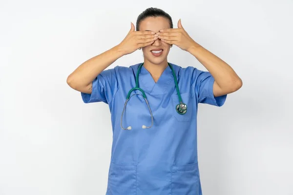 Arab Läkare Kvinna Bär Blå Uniform Täcker Ögon Med Händer — Stockfoto