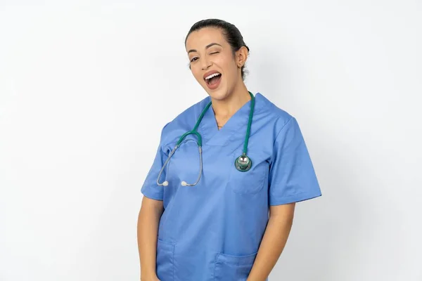 Arabo Medico Donna Indossa Blu Uniforme Ammiccante Guardando Fotocamera Con — Foto Stock