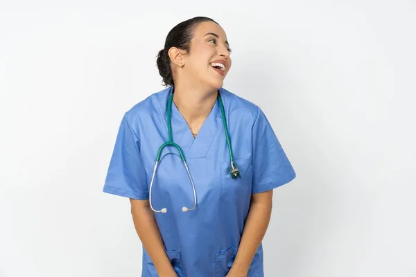 Arabski Lekarz Kobieta Noszenie Niebieski Mundur Bardzo Szczęśliwy Podekscytowany Nowych — Zdjęcie stockowe