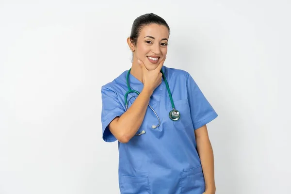 アラブの医師の女性は 交差した腕と手で笑顔でカメラに自信を持って青い制服を着ています ポジティブに考える — ストック写真