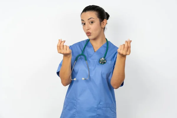 Arabski Lekarz Kobieta Noszenie Niebieski Mundur Robi Gest Pieniądze Rąk — Zdjęcie stockowe