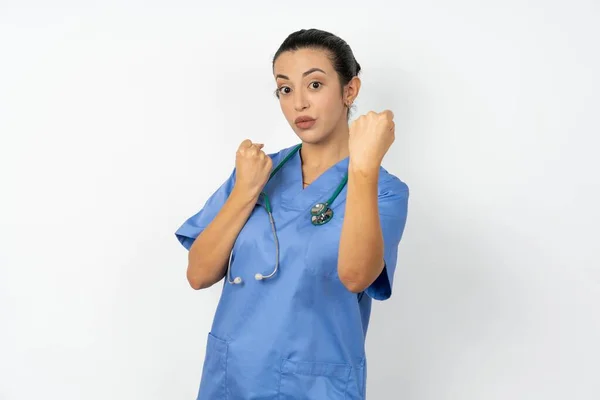 Arabiska Läkare Kvinna Bär Blå Uniform Redo Att Slåss Med — Stockfoto