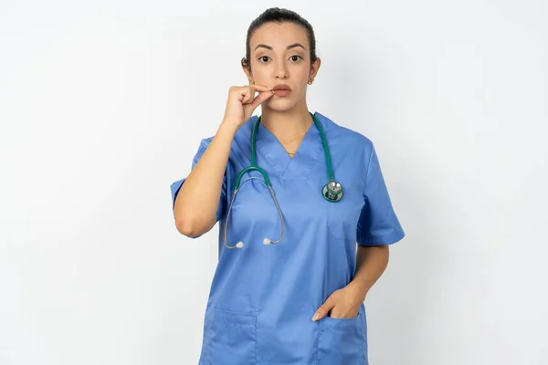 Arab Läkare Kvinna Bär Blå Uniform Mun Och Läppar Stängd — Stockfoto